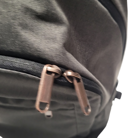 New Without Tag/ Box Case Logic Dark Grey 15.6 Era Backpack/ Notebook/ Ipad. - Picture 5 of 7